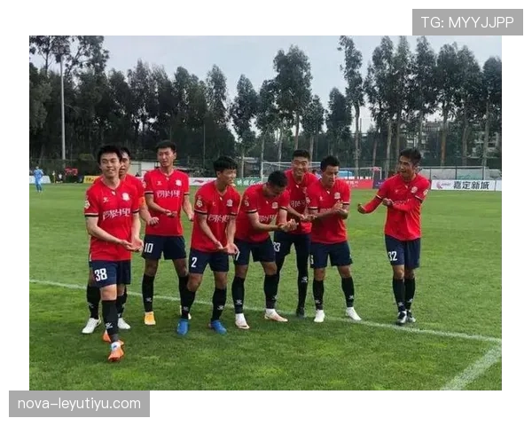 队友掷界外球回传门将，规则允许接球吗？详细解读判罚原理